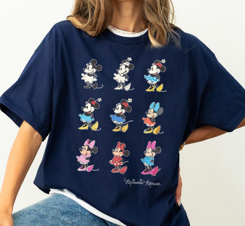 Camiseta de Disney Mickey y sus amigos Minnie Mouse a través de los años, camiseta familiar a juego, camiseta unisex para adultos y niños. imagen 4