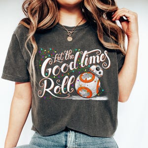 Camiseta navideña de Star Wars con BB-8 "Let the Good Times Roll", camiseta navideña de Star Wars, regalo navideño de Star Wars, viaje a Galaxy's Edge