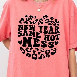 Chemise aux couleurs confort du nouvel an mêmes couleurs chaudes, T-shirt drôle de nouvel an, chemise de Noël sarcastique, chemise de Noël léopard, t-shirt désordre chaud drôle