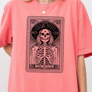 Die Hexe Tarot Karte Komfort Farben Shirt, Tarot Karte Skelett Shirt, Lustig die Hexe Shirt, Halloween Hexerei Shirt, Hexe Vibes Shirt