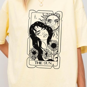Maglietta Comfort Colors con la carta dei tarocchi del sole, maglietta mistica del sole alla moda, maglietta del sole celeste, maglietta con la carta del sole mistico, maglietta con la carta dei tarocchi della strega