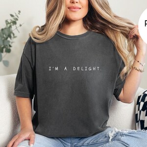 Comfort Colors® おもしろシャツ、おもしろシャツ、I&#39;m a Delight シャツ、皮肉シャツ、おもしろユニセックスシャツ、引用シャツ、辛口ユーモアシャツ、態度