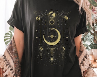 Camiseta con colores cómodos: Luna y sol místicos, fase lunar mística, sol dorado, tierra, estrellas y luna, bohemia vintage con luna.