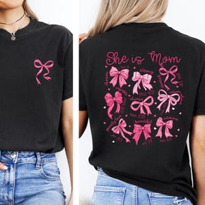 She is Mom Coquette comfort kleur shirt, retro moeder T-shirt, gezegende moeder shirt, moeder shirt, Moederdagcadeau, vintage shirt cadeau voor moeder