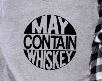 Puede incluir: Una camiseta gris con un gráfico circular negro que dice "May Contain Whiskey".