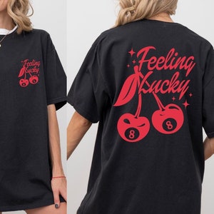 Gefühl glücklich Komfort Farben Shirt, Glück Sie Kirsche 8 Ball T-Shirt, Retro Gefühl Glück Shirt, 8 Ball T-Shirt, Trendy Glückszahl Shirt