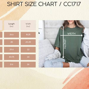 Pu&ograve; includere: Tabella delle taglie delle camicie con misure in pollici. La tabella mostra la lunghezza e la larghezza della camicia in pollici per le taglie S, M, L, XL e 2XL.