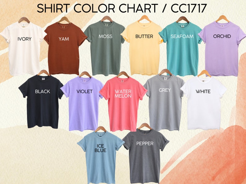 Pu&ograve; includere: Tabella colori di 14 t-shirt con diversi colori e nomi. I colori includono avorio, yam, muschio, burro, spuma di mare, orchidea, nero, viola, anguria, grigio, bianco, blu ghiaccio e pepe.