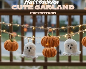 Op de afbeelding: Een Halloween-slinger met gehaakte pompoenen en geesten. De pompoenen zijn oranje en de geesten zijn wit. De slinger is geregen met kleine lampjes en bevat de tekst "Halloween Cute Garland PDF Pattern".