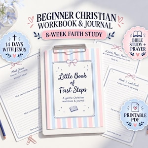 Op de afbeelding: Een christelijk werkboek en dagboek voor beginners, 8-weekse geloofsstudie met klembord, geprinte pagina's en pennen. De omslag leest Little Book of First Steps. Decoratieve badges bevatten 14 Days with Jesus, Bible Study + Prayer en Printable PDF.