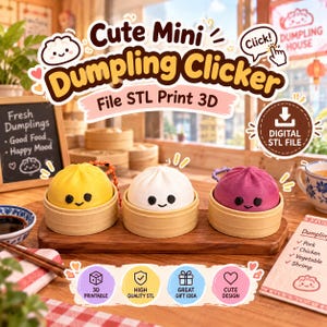 Op de afbeelding: Drie 3D-geprinte knoedelfiguren in geel, wit en paars, elk rustend in een kleine bamboe stoommand. De knoedels hebben eenvoudige zwarte ogen en een glimlach. Tekst op de afbeelding bevat Cute Mini Dumpling Clicker en File STL Print 3D.