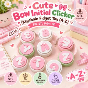 Op de afbeelding: Een verzameling ronde, knopvormige fidget-speeltjes met witte en roze ronde basissen, bekroond met witte letters en kleine roze strikjes. Elk speeltje heeft een metalen sleutelhanger. De tekst op de afbeelding luidt Cute Bow Initial Clicker.
