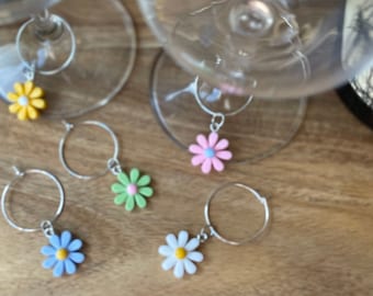 Daisy Silver 25mm Wine Glass Charm Rings, Plastic Flower Charms, Drinks Party Favors, Celebrations, Drinking Fun, Wine, Christmas, hens, mum