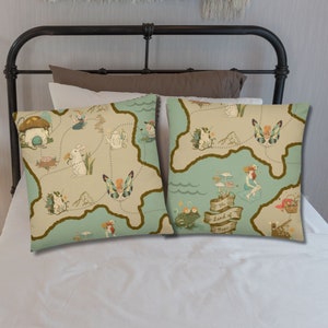Conception fantaisiste de carte au trésor de conte de fées de coussin ! Licornes, créatures de la forêt, sirènes, ajoutent une touche de magie à n'importe quelle chambre d'enfant ou de bébé