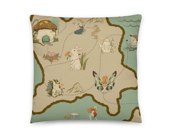 Stravagante design del cuscino della mappa del tesoro delle fiabe!  Unicorni, creature della foresta, sirene, aggiungono un tocco di fantasia a qualsiasi stanza per bambini o asilo nido