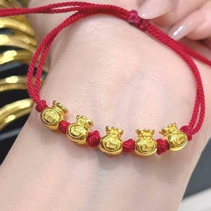 24K rent guld 3D Fem välsignelser pengapåse rött snörearmband, 999 guld pengapåse rött reparmband, 24K guld lyckopåse rött snörearmband