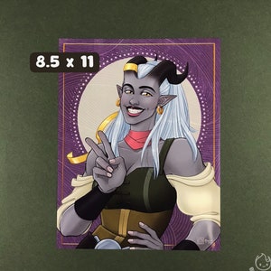 Puede incluir: Una ilustración digital de un personaje de fantasía con cabello azul, cuernos y una bufanda amarilla. El personaje lleva un atuendo verde y marrón y sonríe. El fondo es morado con un patrón dorado y blanco.