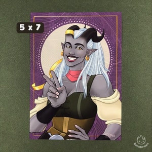 Puede incluir: Una ilustración digital de un personaje de fantasía con cabello azul, cuernos y una bufanda amarilla. El personaje lleva un atuendo marrón y verde con detalles dorados. El fondo es morado con un círculo blanco y detalles dorados.