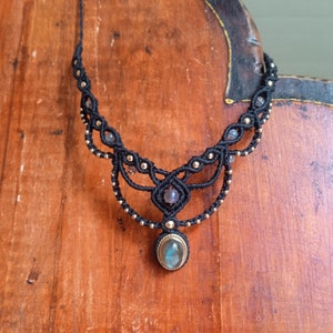 Necklaces of your choice, choker or tiara woven in micro macramé Labradorite, moonstone, tiger's eye or Bumblebee jasper Labradorite/ noir