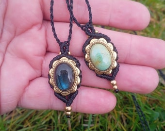 Colliers au choix tissés en micro macramé avec Turquoise du Tibet ou Labradorite