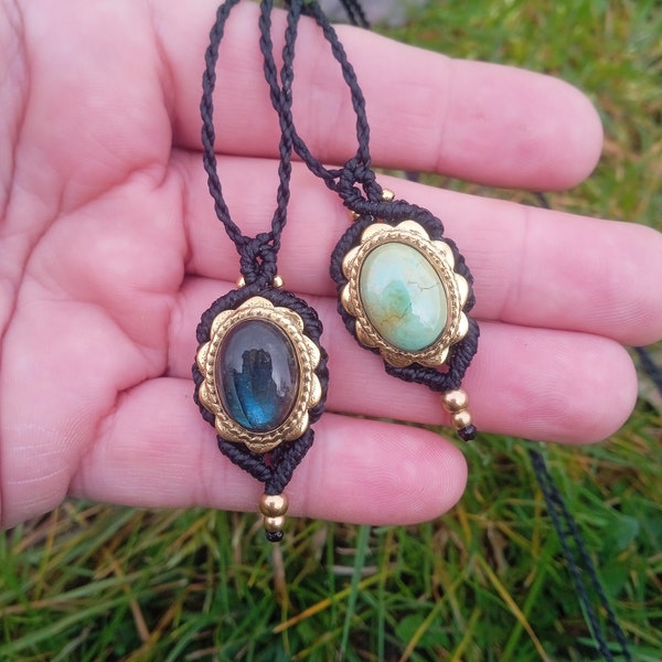 Colliers au choix tissés en micro macramé avec Turquoise du Tibet ou Labradorite