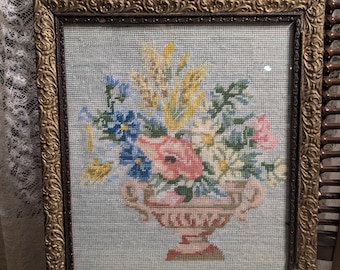 Arte floral bordado en punto de cruz: decoración floral de pared enmarcada, 1960