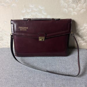Porte-documents vintage 1970 Ambassador Ireland en cuir couleur bordeaux