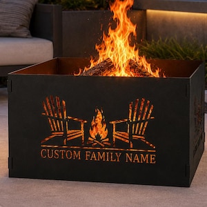 Może przedstawiać: Kwadratowe czarne metalowe palenisko z wyciętym laserowo wzorem dwóch krzeseł Adirondack po obu stronach ogniska. Napis CUSTOM FAMILY NAME jest wycięty na przednim panelu. Jasne pomarańczowe płomienie unoszą się ze środka metalowego paleniska.
