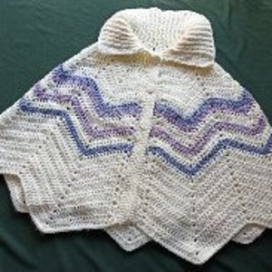 une cape pèlerine blanche tricotée à la main avec un col au crochet cape tricotée sur les épaules image 3