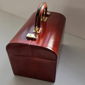 Vintage Le Tanneur Läder Sminkbord med Spegel och 2 Nycklar | Franskt Vinröd Skönhetstågsfodral | Resefodral från 1960-talet och 1970-talet