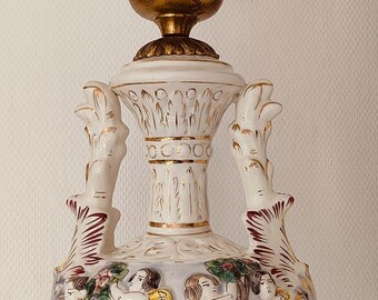 Porseleinen lamp Capodimonte – handgeschilderde Italiaanse tafellamp, vintage ontwerp met cherubijn en nimf, rococostijl, voet verguld messing, werkende staat
