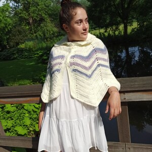 une cape pèlerine blanche tricotée à la main avec un col au crochet cape tricotée sur les épaules image 2