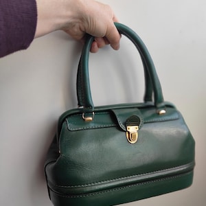 Vintage Green Leather Doctor Bag, Structured Top Handle Handbag, 60s 70s Retro Purse, Emerald Green Frame Bag, Classic Mid Century Handbag