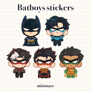 Peut inclure: Ensemble d'autocollants "Batboys" avec des illustrations de Batman et ses alliés. Chaque autocollant présente un personnage différent dans son costume emblématique, avec des couleurs vives et des designs distincts. Les autocollants sont sur un fond clair.