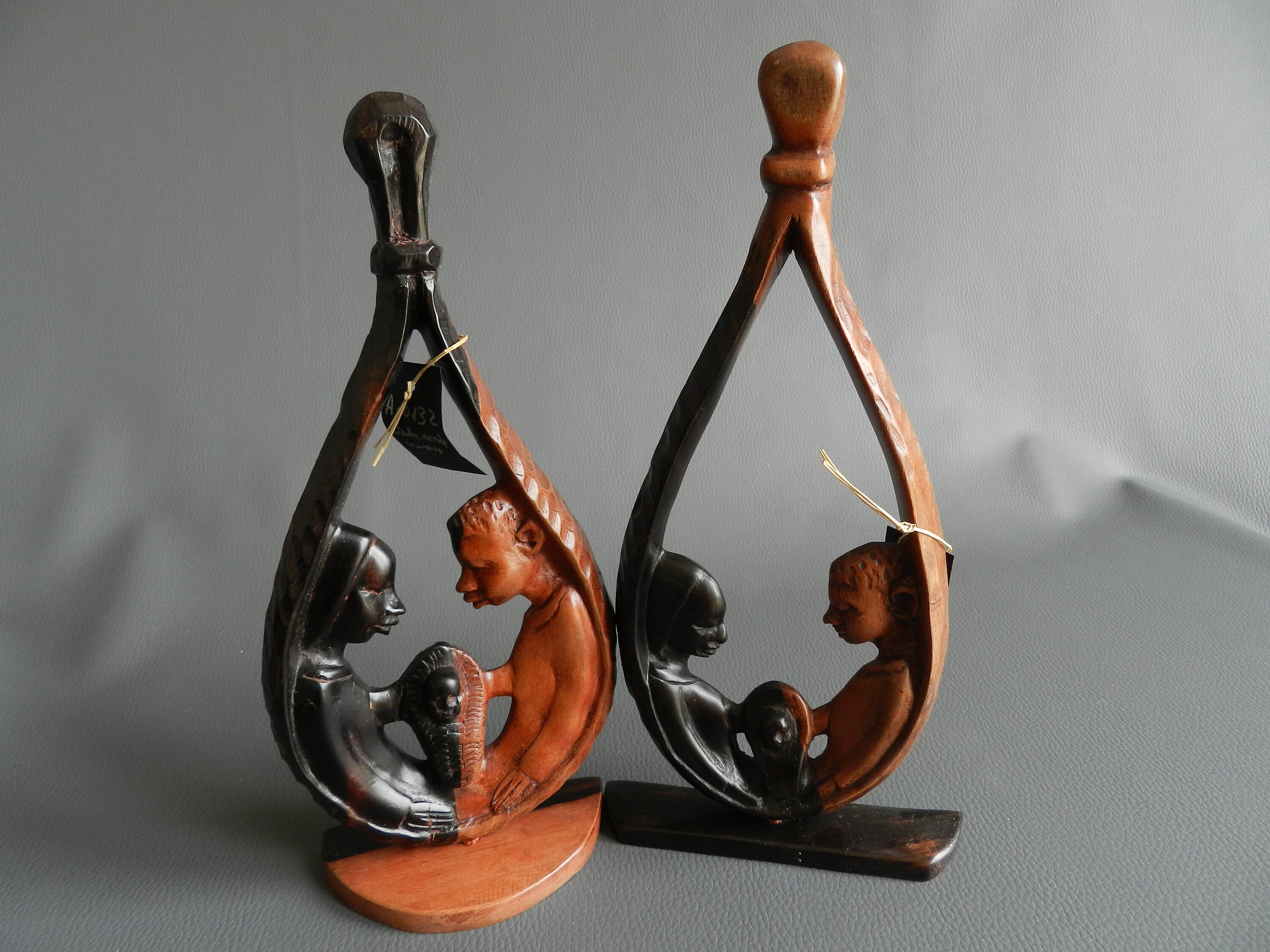 Holy Family Crib carved in brown black ebony wood, Christmas Crib statue drop of water, Nativity santon, Antic Devotion, 28 cm 11.02 inch