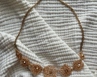 Wire necklace with gold-plated wire and sand-colored crystals. the
