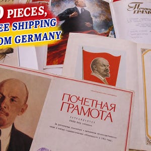Op de afbeelding: Een verzameling van tien vintage papieren documenten met portretten van Vladimir Lenin en cyrillische tekst. De documenten bevatten certificaten met de titel POCHETNAYA GRAMOTA in rode letters, officiële stempels en rode vlaggen.