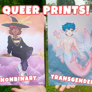 Könnte beinhalten: Zwei illustrierte Drucke mit einer nicht-binären Hexe auf einem Besen und einer transgeschlechtlichen Meerjungfrau. Die Hexe trägt ein schwarz-gelb gestreiftes Hemd und einen schwarzen Hexenhut. Die Meerjungfrau trägt einen rosa-blauen Schwanz und hat blaues Haar. Die Drucke sind beide auf einem weißen Hintergrund mit einem hellrosa-blauen Farbverlauf.