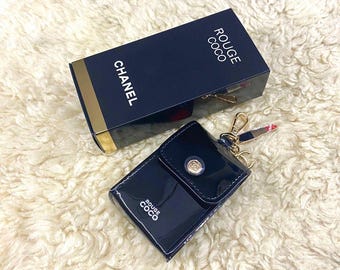 Estuche para lápiz labial CHANEL Rouge Coco Black, nuevo con caja (regalo VIP), llavero CC y bolsa para auriculares.