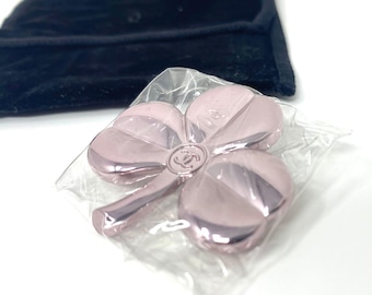 Broche de flor de trébol rosa CHANEL Beauty Rose con bolsa de terciopelo (regalo VIP) Maquillaje