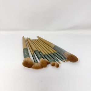 GUCCI Beauty Sage-green Makeup Brush Set – Full Set of 10 in Cosmetic Bag (VIP Gift), Suede-Style