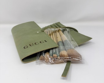 Set de 10 brochas de maquillaje GUCCI Beauty en color verde salvia, en estuche (regalo VIP), estilo ante.