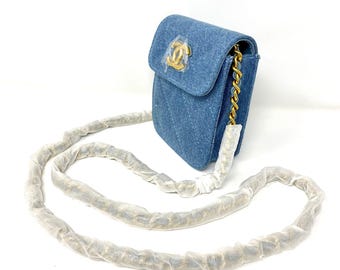 Neceser de maquillaje azul vaquero con cadena CHANEL Beauty (regalo VIP con caja), fabricado en Italia