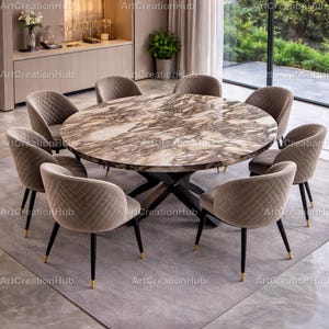 Op de afbeelding: Een ronde eettafel met een marmerlook blad en een donkere, geometrische basis. Acht gestoffeerde stoelen met zwarte poten en goudkleurige uiteinden omringen de tafel. De stoelen hebben een gewatteerd patroon op de rugleuningen. De kamer heeft een neutraal kleurenpalet.