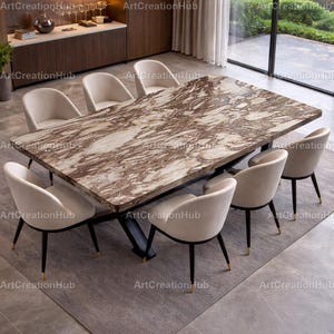Puede incluir: Una gran mesa de comedor rectangular con tapa de mármol y base de metal negro, rodeada de ocho sillas tapizadas de color crema. La mesa mide aproximadamente 244 cm de largo y 122 cm de ancho, creando un elegante juego de comedor.