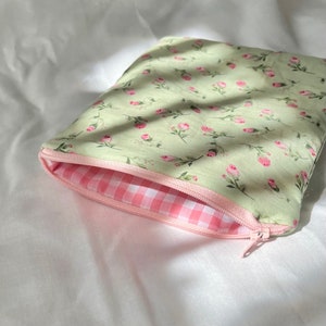 Floral Kindle Case, green floral kindle sleeve, lined pink gingham, zip-up kindle case