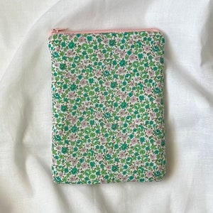 Ditsy Floral Kindle Case, green ditsy floral kindle sleeve, lined pink gingham, zip-up kindle case