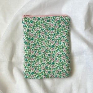 Ditsy Floral Kindle Case, green ditsy floral kindle sleeve, lined pink gingham, zip-up kindle case