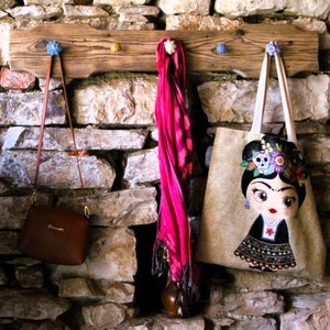 Bouton, porte-manteau en bois ancien et céramique