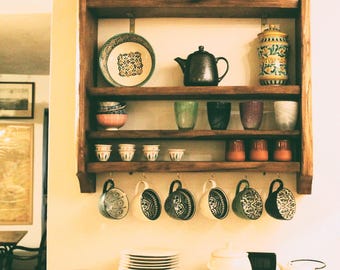 Dishi, un antiguo estante para platos de madera hecho a mano